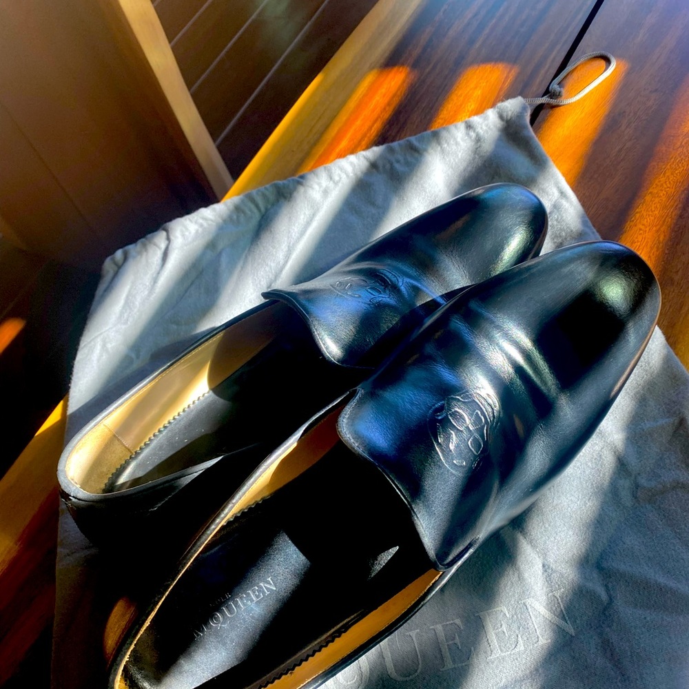 Alexander McQueen- Embossed-Skull loafer Black